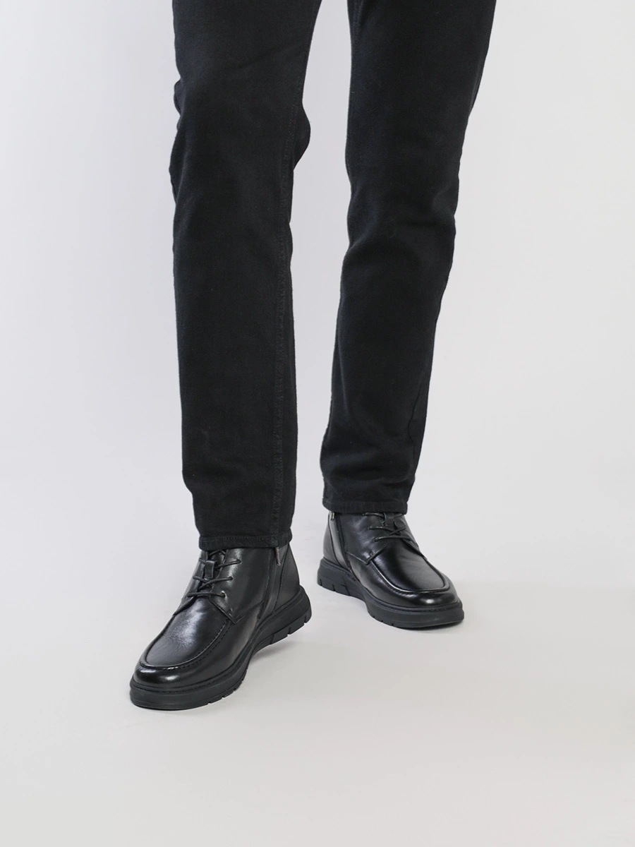 Ботинки черного цвета с молнией и шнуровкой